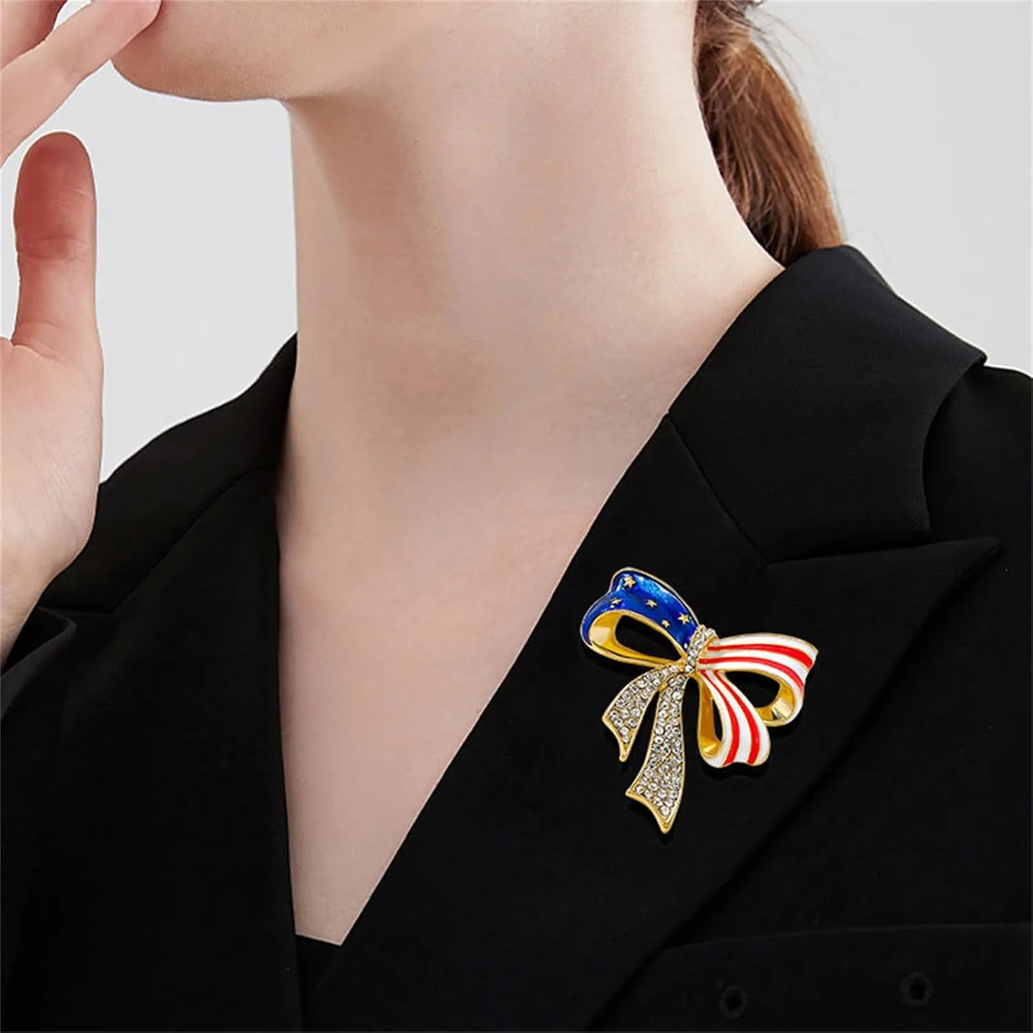 Rhinestone Waving USA Flag Brooch Pin for Men Women Silver Tone Fashion Crystal 4th of July American Patriotic Medal Blue Red Enamel Brooches Dress Accessories Veterans Independence Memorial Day Jewelry