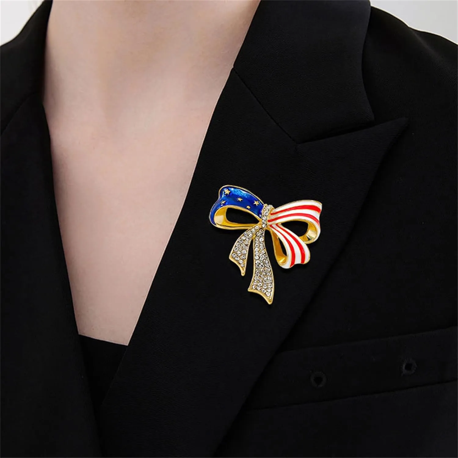 Rhinestone Waving USA Flag Brooch Pin for Men Women Silver Tone Fashion Crystal 4th of July American Patriotic Medal Blue Red Enamel Brooches Dress Accessories Veterans Independence Memorial Day Jewelry